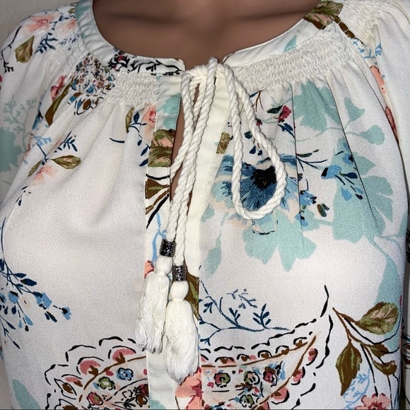 DR 2 cream and floral print 3/4 sleeve tassel tie neckline SZ SM Lightweight top - Picture 8 of 10